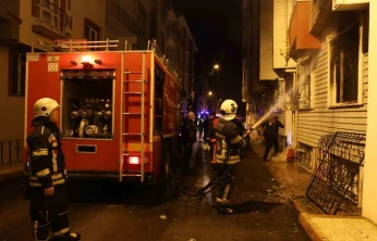 Elazığ'da ev yangını: 2 kişi dumandan etkilendi