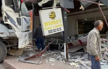 Elazığ'da freni patlayan kamyon fırına daldı