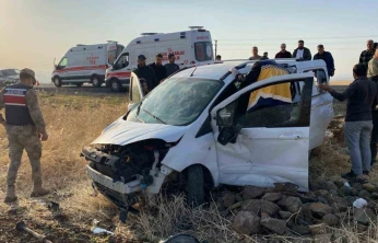 Elazığ'da hafif ticari araç  tarlaya uçtu: 3 yaralı