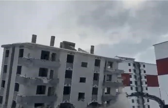 Elazığ'da hasarlı bina iş makinesiyle yıkıldı