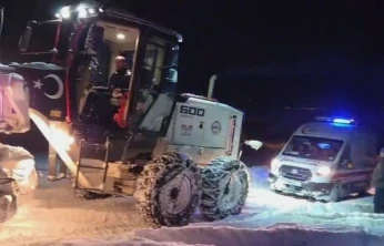 Elazığ'da hastaya giderken karda mahsur kalan ambulans kurtarıldı