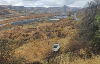 Elazığ'da kamyonet şarampole uçtu