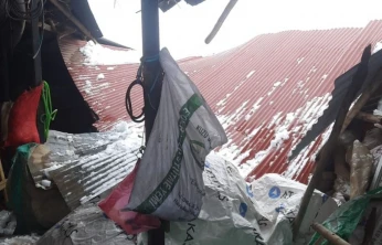 Elazığ'da kar ve fırtına köyün tek marketini kullanılamaz hale getirdi