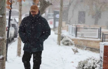 Elazığ'da kar yağışı sürüyor: 4 bin yıllık tarihi Harput beyaza büründü