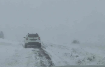 Elazığ'da kar yağışında mahsur kalan araç kurtarıldı