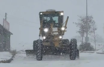 Elazığ'da kar yağışıyla birlikte, belediye ekipleri çalışmalara başladı