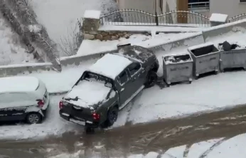 Elazığ'da karda kayan araçlar kameraya yansıdı