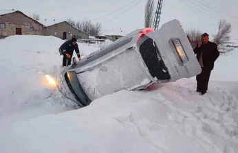 Elazığ'da karda kayan hafif ticari araç devrildi: 2 yaralı
