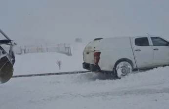 Elazığ'da karda mahsur kalan araçlar kurtarıldı