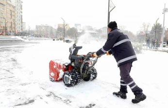 Elazığ'da karla mücadele çalışmaları sürüyor
