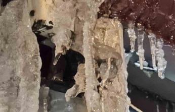 Elazığ'da metrelerce buz sarkıtı oluştu