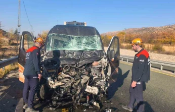 Elazığ'da minibüs ile kamyon çarpıştı: 1 yaralı