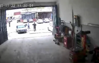 Elazığ'da motosiklet kazası güvenlik kamerasına yansıdı