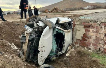 Elazığ'da otomobil aydınlatma direğine çarptı: 2 yaralı
