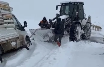 Elazığ'da şarampole düşen araç kurtarıldı