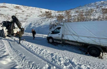 Elazığ'da şarampole düşen pikap kurtarıldı