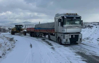 Elazığ'da yolda kalan araçlar kurtarıldı