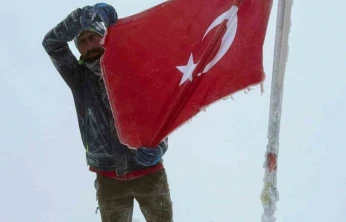 Elazığlı sporcu Cumhuriyet coşkusunu Erciyes'in zirvesine taşıdı
