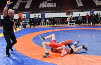 Gençler Güreş Müsabakaları Elazığ'da sürüyor