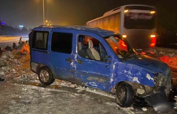 Hafif ticari araç, direğe çarpıp karşı şeride geçti: 4 yaralı