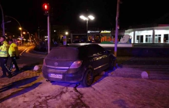 Hafif ticari araçla çarpışan otomobil kaldırıma çıkarak durabildi: 1 yaralı