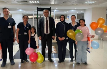 Hastanede yatan çocuklar, karne heyecanı yaşadı