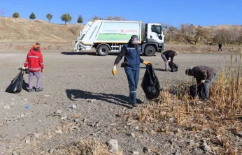Hazar Gölü'nde temizlik çalışması