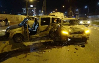 İki aracın kullanılamaz hale geldiği kazayı burunları bile kanamadan atlattılar