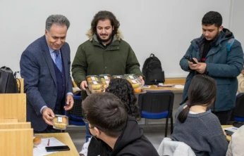 İnönü Üniversitesi'nde final haftasında öğrencilere meyve ikramı
