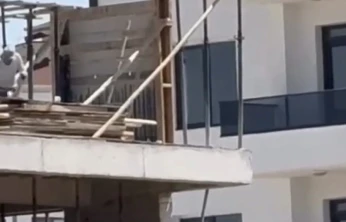 İnşaat işçilerinin tehlikeli çalışması kameraya yansıdı