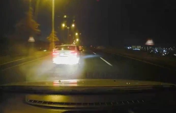 Islak yolda makas atan sürücü, kameraya yansıdı