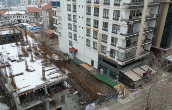 İstinat duvarı çöken bina havadan görüntülendi