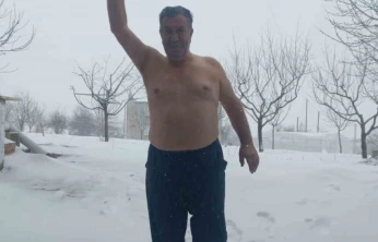 Kar sevinciyle üstsüz dışarı çıktı