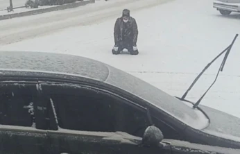 Kar yağışını görünce cadde ortasında secde etti