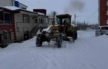 Karakoçan'da karla mücadele çalışmaları sürüyor
