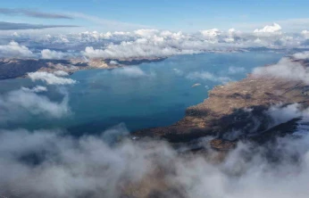 Karla kaplı dağ ve eteğindeki göl, kartpostallık görüntüler oluşturdu