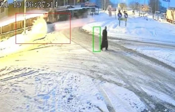 Karla kaplı yolda duramayan araç refüje çıktı