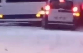 Karlı yolda duramayan araç minibüse çarptı