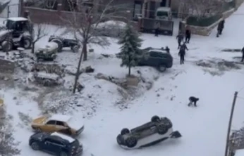 Kayan araç park halindeki aracı devirdi: O anlar kamerada