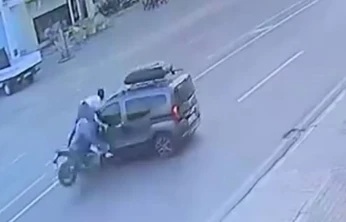 Kaza yapan motosikletteki yolcu, havada üç takla attı: O anlar kamerada