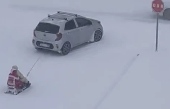 Kızağı araca bağlayıp çektiler, tehlikeli eğlence kameraya yansıdı