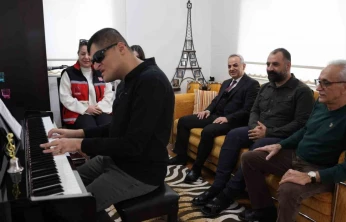 Konservatuvarı dereceyle bitiren görme engelli Mehmet dört enstrümanda ustalaştı