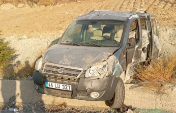 Kontrolden çıkan hafif ticari araç su tahliye kanalına çarptı: 1 yaralı