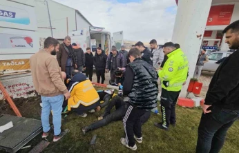 Kontrolden çıkan hafif ticari araç akaryakıt istasyonuna daldı: 2 yaralı
