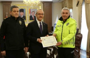 Maçta üşüyen çocuğa çorabını veren polis memuru ödüllendirildi