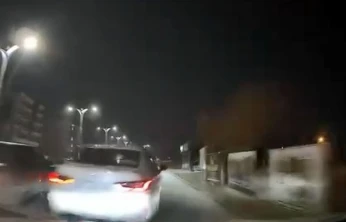 Makas atıp araca çarptı, bir şey olmamış gibi olay yerinden kaçtı