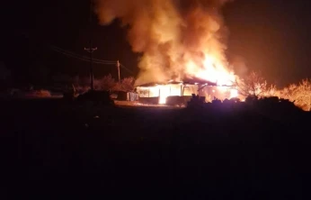 Malatya'da alevlere teslim olan ev küle döndü