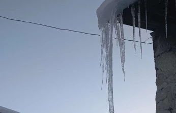 Malatya'da buz sarkıtları metreyle ölçüldü