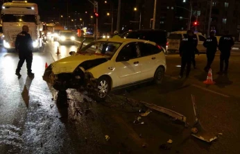 Malatya'da iki aracın çarpıştığı kazada ortalık savaş alanına döndü: 3 yaralı
