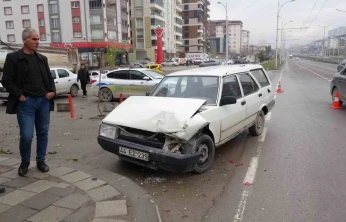 Malatya'da iki otomobil çarpıştı: 2 yaralı